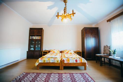 Tempat tidur dalam kamar di Gyöngyvirág Panzió