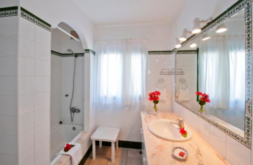 a white bathroom with a sink and a shower and a tub at Villa Verde Superior in Los Barros