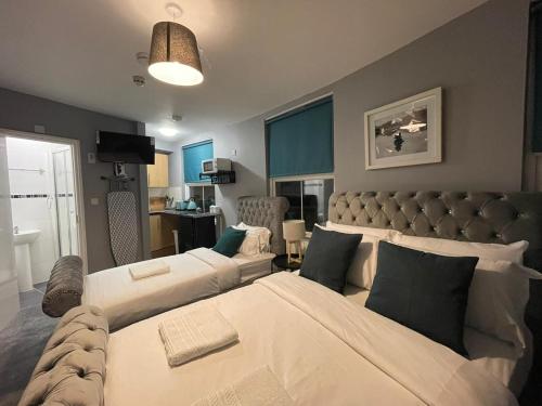 um quarto com 2 camas e um sofá em Modern Studio in King's Cross and St Pancras em Londres