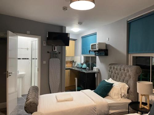 um quarto com uma cama e uma cozinha com um lavatório em Modern Studio in King's Cross and St Pancras em Londres