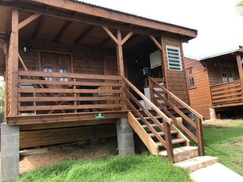 Chalet charmant à Bouillante avec piscine partagée