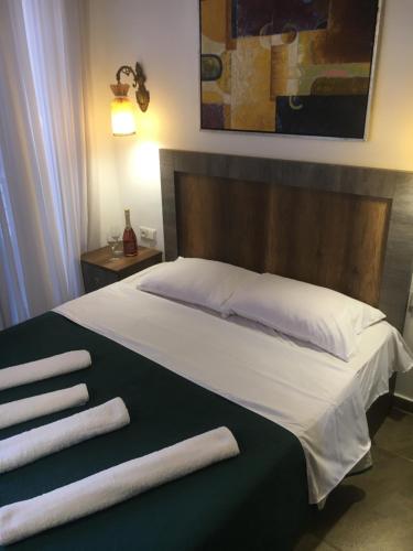 una camera da letto con un letto e asciugamani di Aparthotel Family a Ureki