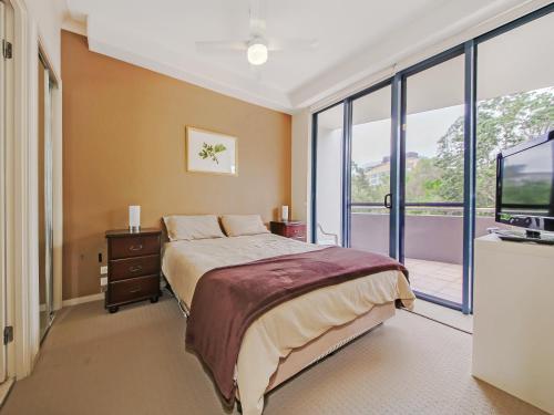Ένα ή περισσότερα κρεβάτια σε δωμάτιο στο Inn on the Park Apartments