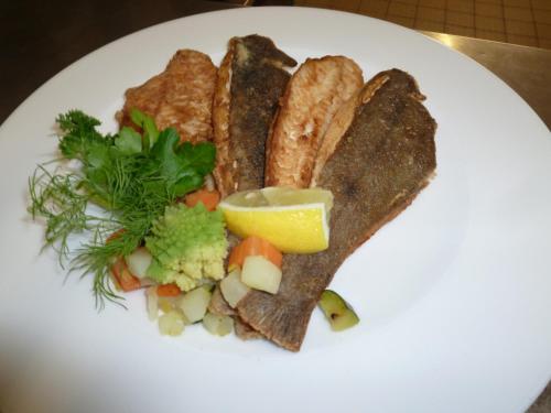 Comida en o cerca de este hotel