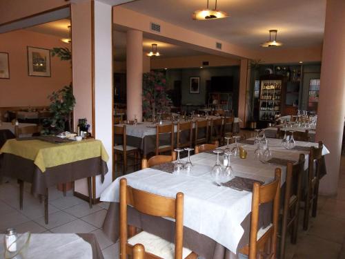 un ristorante con tavoli e sedie con tovaglia bianca di Albergo Ristorante Gori ad Ameglia