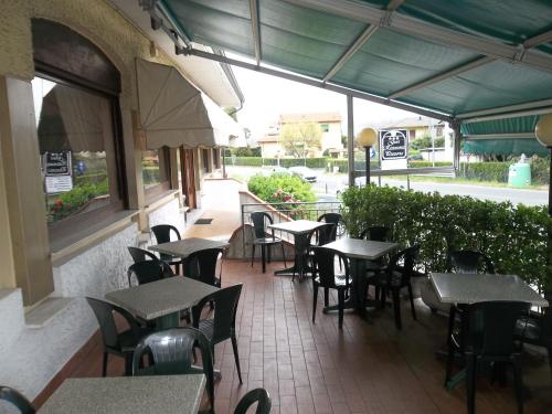 Un restaurante u otro lugar para comer en Albergo Ristorante Gori