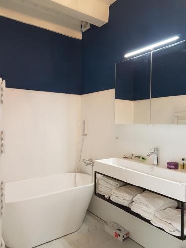 Un baño con lavabo, bañera e inodoro. en "Het Steechje" in Ie bij Schiermonnikoog en Ameland, en Ee