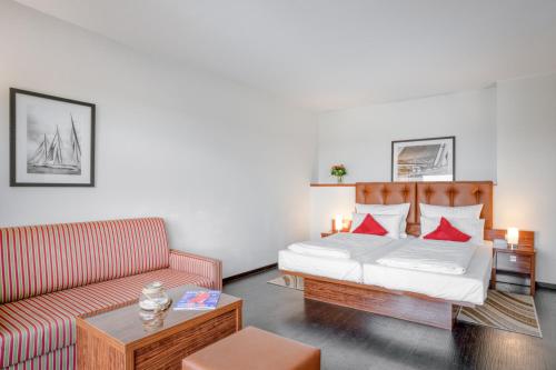 ein Hotelzimmer mit einem Bett und einem Sofa in der Unterkunft Ferienwohnung Yachtclub in Timmendorfer Strand