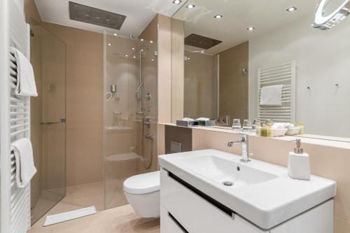 a bathroom with a sink and a toilet and a shower at Ferienwohnung Yachtclub in Timmendorfer Strand