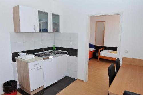 Köök või kööginurk majutusasutuses Apartments Popovac 736