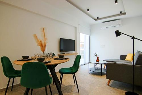 TV a/nebo společenská místnost v ubytování Phaedrus Living: Seaside Luxury Flat Lighthouse 69