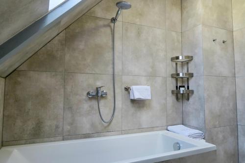 ヤスタルニャにあるDom Jastarnia Apartamentyのバスルーム(シャワー、バスタブ付)