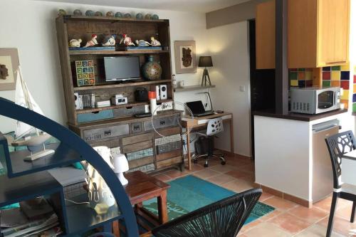 un salon avec une table et une cuisine dans l'établissement T3 de standing avec grande terrasse vue colline, à Bormes-les-Mimosas