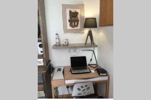 - un bureau avec un ordinateur portable dans l'établissement T3 de standing avec grande terrasse vue colline, à Bormes-les-Mimosas