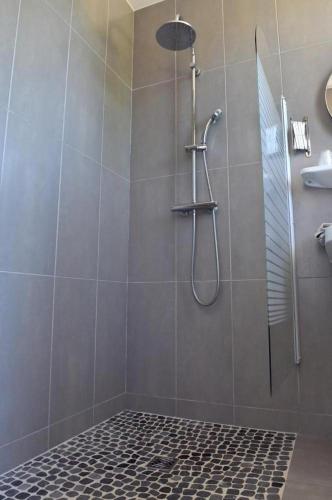 une salle de bain avec une douche avec une porte vitrée dans l'établissement Domaine de Lacave, à Lacave