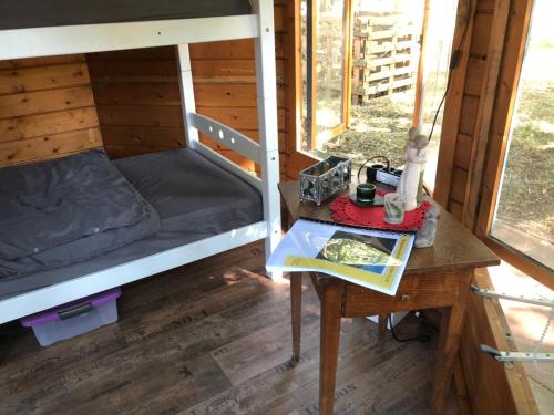 Una cama y un escritorio en una casa pequeña en Bequemschlafen en Heidenau