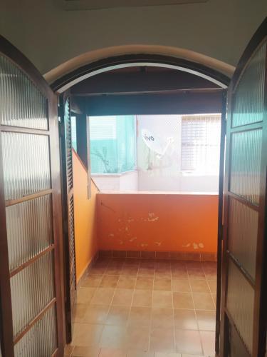 an empty room with an open door to a room with at Hotel Haloha in Peruíbe