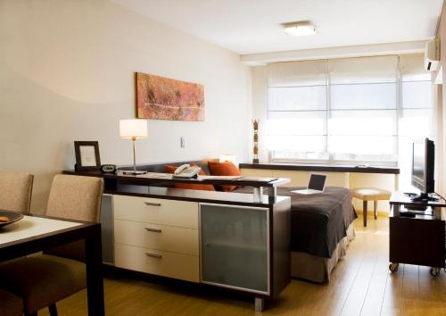 1 dormitorio con 1 cama y sala de estar en Ayres Apartments Recoleta - Uriburu 1756 en Buenos Aires