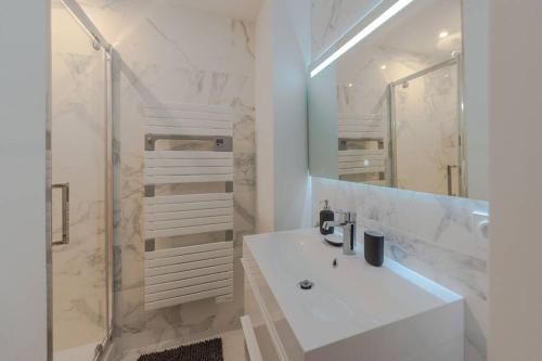 Arty Paris apartment Disneyland tesisinde bir banyo