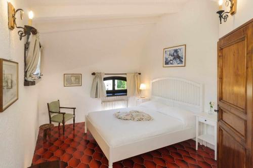 1 dormitorio con 1 cama blanca grande y escritorio en Villa Mery sui colli della riviera di Rimini, en Mondaino