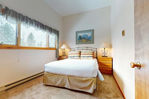 سرير أو أسرّة في غرفة في 3622 Winterberry