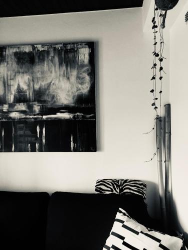 een woonkamer met een bank en een schilderij aan de muur bij A casa dalla Tata B&B in Meina