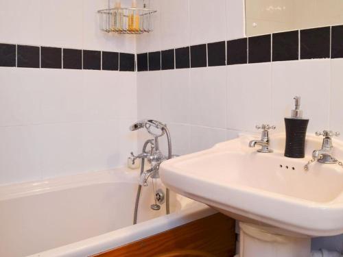 Koupelna v ubytování Riverside 2-Bed Cottage Sleeps 3 with Parking