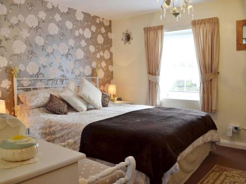 Postel nebo postele na pokoji v ubytování Riverside 2-Bed Cottage Sleeps 3 with Parking