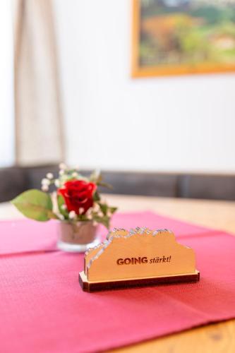 a table topped with a pink table cloth with acoming start sign at Appartement Pension Auhof in Going