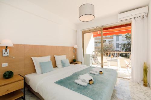 une chambre avec un grand lit avec des serviettes dessus dans l'établissement All Blue YourHostHelper, à Cannes