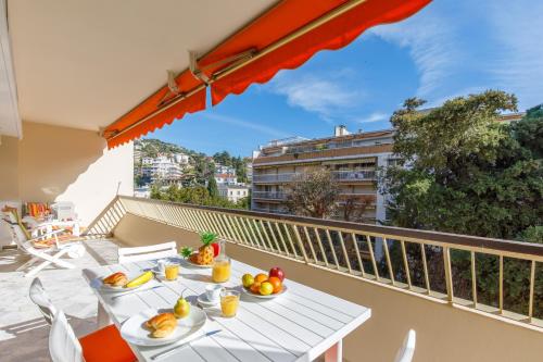 - un balcon avec une table et des fruits dans l'établissement All Blue YourHostHelper, à Cannes