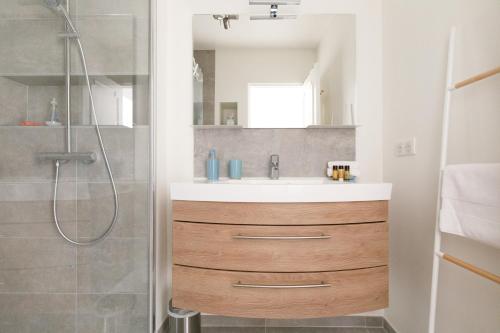 une salle de bain avec un lavabo et une douche dans l'établissement All Blue YourHostHelper, à Cannes