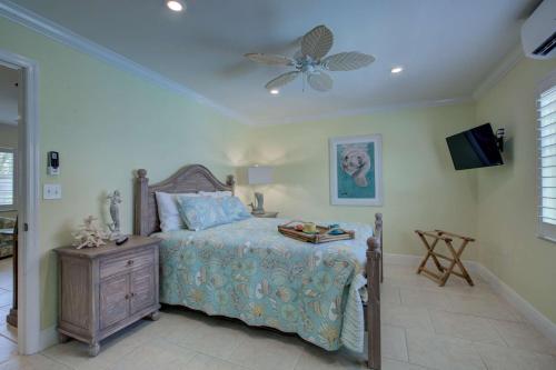 um quarto com uma cama e uma ventoinha de tecto em LuLu's Key House Green 1/1 Upstairs em Siesta Key