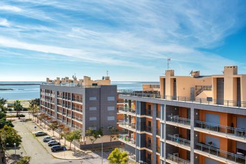 Privilege Apartment Naessens with Rooftop Pool, Village Marina - Olhão