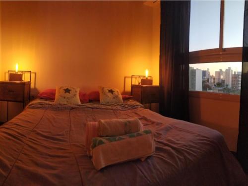 1 dormitorio con 1 cama grande y 2 toallas. en Hola La Plata en La Plata