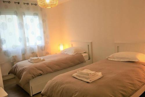 deux lits côte à côte dans une chambre dans l'établissement LA CARAVELLE T3 au cœur de ville proche de la plage, à Le Touquet-Paris-Plage