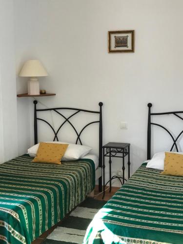 מיטה או מיטות בחדר ב-Jardin Andaluz Appart Alhambra