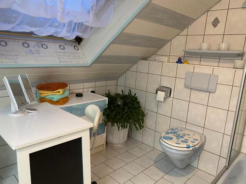 - une salle de bains pourvue de toilettes et d'un lavabo dans l'établissement Schlafen in Erfurt- nicht 0815, à Erfurt