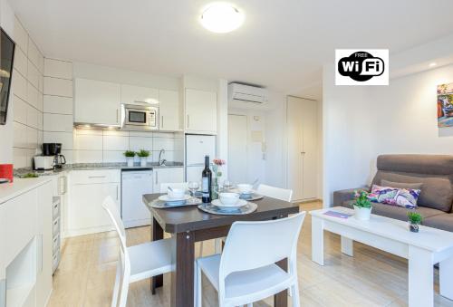 Kuchyňa alebo kuchynka v ubytovaní Apart-rent Apartament Av Rhode 1º 2009
