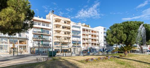 Apart-rent Apartamento Av Rhode 1º 2009 cerca de la playa con parking y wifi