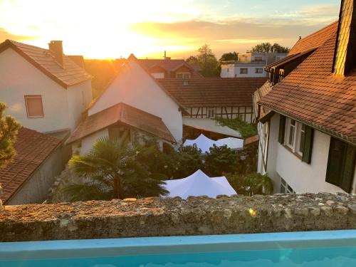 Πισίνα στο ή κοντά στο Geibelhof - Apartments in mediterraner Hofreite nahe Frankfurt am Main