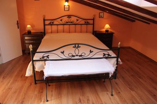 1 dormitorio con 1 cama y suelo de madera en Beach Apartments Lovran, en Lovran