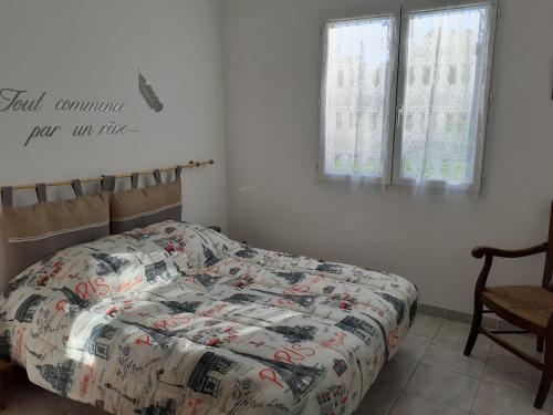 Un dormitorio con una cama y un cartel en la pared. en Location villa saisonniere a la campagne, en Saint-Théodorit