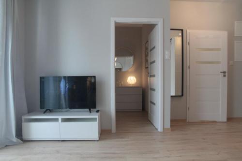 Televízia a/alebo spoločenská miestnosť v ubytovaní Apartament Happy