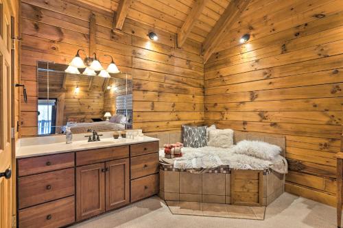 Imagen de la galería de Cozy Owl Lodge Cabin - Relax or Get Adventurous!, en McGaheysville