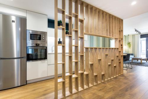 una cucina con parete in legno e scaffali di ELEVEN Real de la Carretería, by Homing U a Siviglia