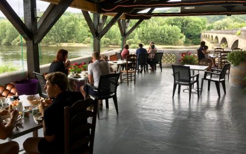 Restoran ili drugo mesto za obedovanje u objektu Brasseurs Du Pont - Microbrasserie avec chambres