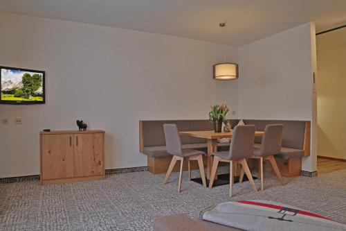 a dining room with a table and chairs at Appartement Schörghofer in Filzmoos
