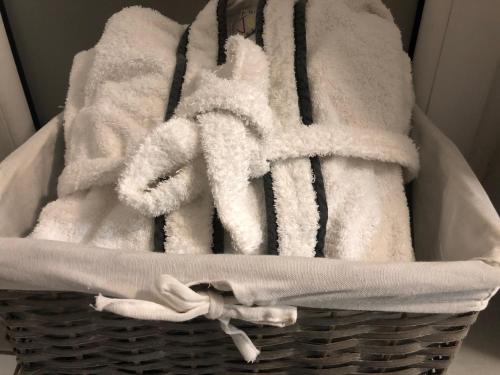 kosz z białymi ręcznikami w obiekcie Apartment Katowice Center w mieście Katowice
