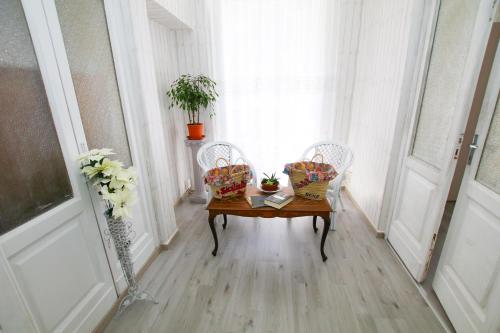 a room with a table and two chairs and a window at Sicilianamente Stay in Catania